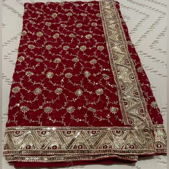 Beautiful Red Saree/Sari with Gold Border - Picture 3 of 7